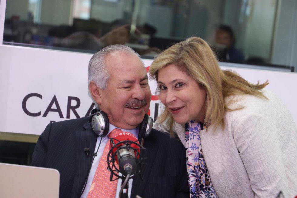 Un hombre feliz junto a su esposa Un hombre feliz junto a su esposa