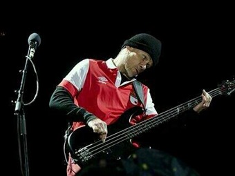 Bajista De Red Hot Chili Peppers Y Su Pasión Por Indepennte Santa Bajista De Red Hot Chili Peppers Y Su Pasión Por Indepennte Santa Fe