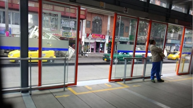 Comenzaron a instalar las puertas anti-colados en Transmilenio | Actualidad  | Caracol Radio