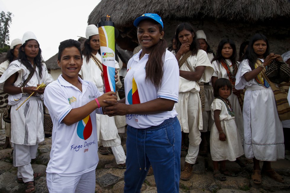 En el evento fue acompañado por los deportistas Jackeline Rentería y Carlos Serrano, autoridades de la comunidad indígena de Nabusímake encendieron el Fuego Deportivo que recorrerá 5.755 kilómetros durante 32 días. En el evento fue acompañado por los deportistas Jackeline Rentería y Carlos Serrano, autoridades de la comunidad indígena de Nabusímake encendieron el Fuego Deportivo que recorrerá 5.755 kilómetros durante 32 días.