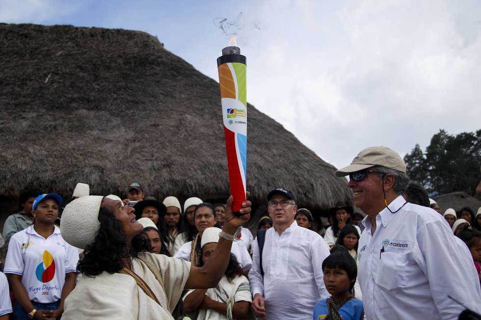 En el evento fue acompañado por los deportistas Jackeline Rentería y Carlos Serrano, autoridades de la comunidad indígena de Nabusímake encendieron el Fuego Deportivo que recorrerá 5.755 kilómetros durante 32 días. En el evento fue acompañado por los deportistas Jackeline Rentería y Carlos Serrano, autoridades de la comunidad indígena de Nabusímake encendieron el Fuego Deportivo que recorrerá 5.755 kilómetros durante 32 días.