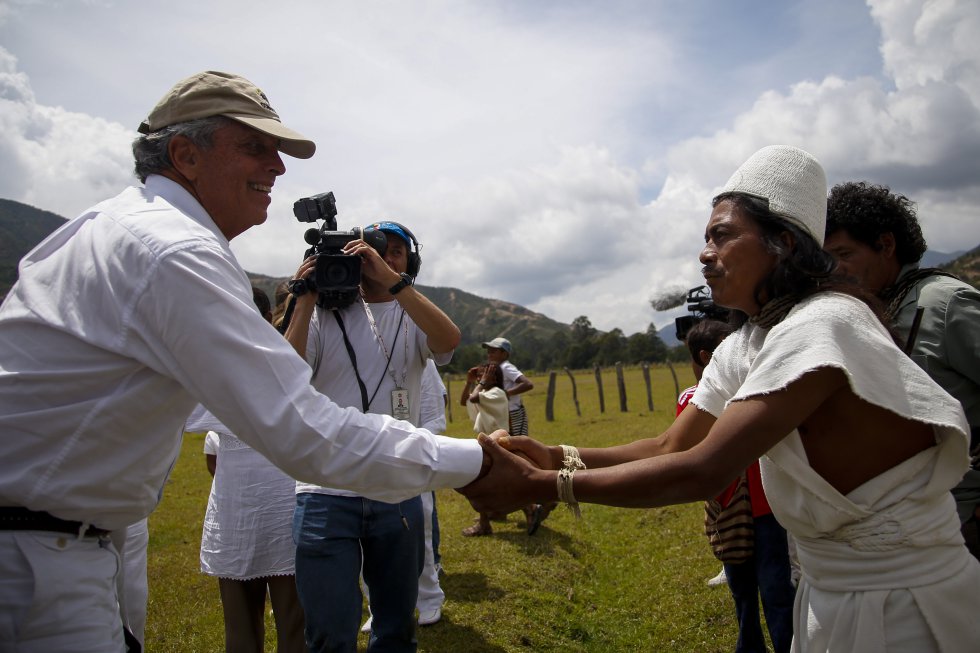 En el evento fue acompañado por los deportistas Jackeline Rentería y Carlos Serrano, autoridades de la comunidad indígena de Nabusímake encendieron el Fuego Deportivo que recorrerá 5.755 kilómetros durante 32 días. En el evento fue acompañado por los deportistas Jackeline Rentería y Carlos Serrano, autoridades de la comunidad indígena de Nabusímake encendieron el Fuego Deportivo que recorrerá 5.755 kilómetros durante 32 días.