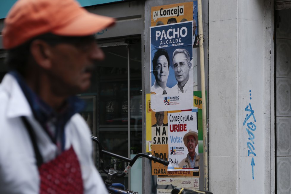 Luego de las campañas políticas previas a las elecciones de autoridades locales 2015, así quedaron las calles de la capital, con afiches, carteles y vallas publicitarias que reviven la jornada electoral. Luego de las campañas políticas previas a las elecciones de autoridades locales 2015, así quedaron las calles de la capital, con afiches, carteles y vallas publicitarias que reviven la jornada electoral.
