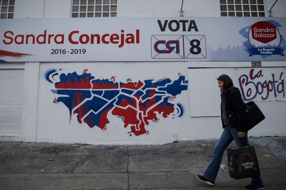 Luego de las campañas políticas previas a las elecciones de autoridades locales 2015, así quedaron las calles de la capital, con afiches, carteles y vallas publicitarias que reviven la jornada electoral. Luego de las campañas políticas previas a las elecciones de autoridades locales 2015, así quedaron las calles de la capital, con afiches, carteles y vallas publicitarias que reviven la jornada electoral.