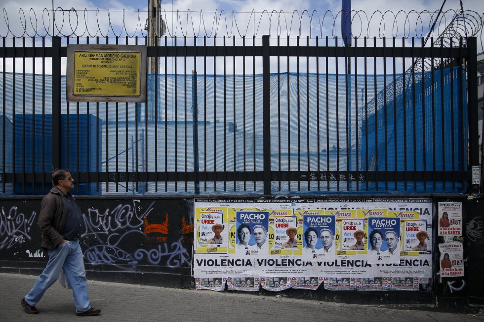 Luego de las campañas políticas previas a las elecciones de autoridades locales 2015, así quedaron las calles de la capital, con afiches, carteles y vallas publicitarias que reviven la jornada electoral. Luego de las campañas políticas previas a las elecciones de autoridades locales 2015, así quedaron las calles de la capital, con afiches, carteles y vallas publicitarias que reviven la jornada electoral.
