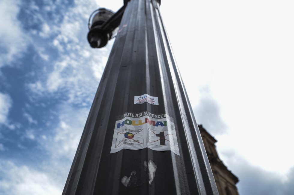 Luego de las campañas políticas previas a las elecciones de autoridades locales 2015, así quedaron las calles de la capital, con afiches, carteles y vallas publicitarias que reviven la jornada electoral. Luego de las campañas políticas previas a las elecciones de autoridades locales 2015, así quedaron las calles de la capital, con afiches, carteles y vallas publicitarias que reviven la jornada electoral.