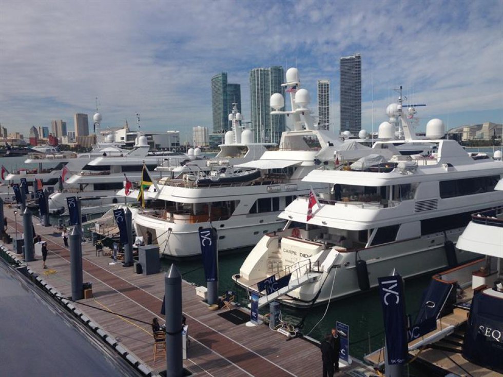 Los nuevos yates boutique y de súper lujo con diseños de joya inalcanzable navegan hoy por su destino natural, Miami Beach, que acoge hasta el próximo lunes una de las ferias estrella de la náutica más avanzada y la última tecnología de Estados Unidos. Los nuevos yates boutique y de súper lujo con diseños de joya inalcanzable navegan hoy por su destino natural, Miami Beach, que acoge hasta el próximo lunes una de las ferias estrella de la náutica más avanzada y la última tecnología de Estados Unidos.