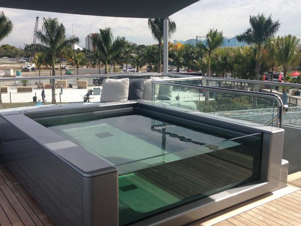 Fotografía de un jacuzzi en la cubierta del yate "Silverfast", una joya de la famosa compañía Burgess, en la feria Yacht Miami Beach Fotografía de un jacuzzi en la cubierta del yate "Silverfast", una joya de la famosa compañía Burgess, en la feria Yacht Miami Beach