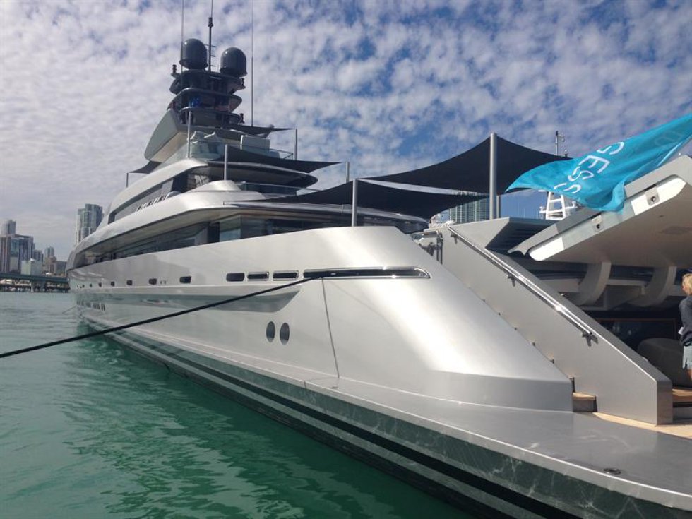 Fotografía de un yate en la feria Yacht Miami Beach. Fotografía de un yate en la feria Yacht Miami Beach.