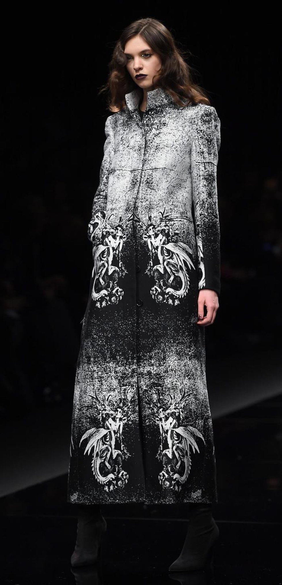 Una modelo presenta una creación del diseñador británico John Richmond durante la Semana de la Moda de Milán. Una modelo presenta una creación del diseñador británico John Richmond durante la Semana de la Moda de Milán.