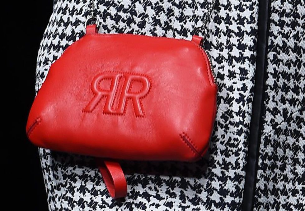 Una modelo presenta una creación del diseñador británico John Richmond durante la Semana de la Moda de Milán. Una modelo presenta una creación del diseñador británico John Richmond durante la Semana de la Moda de Milán.