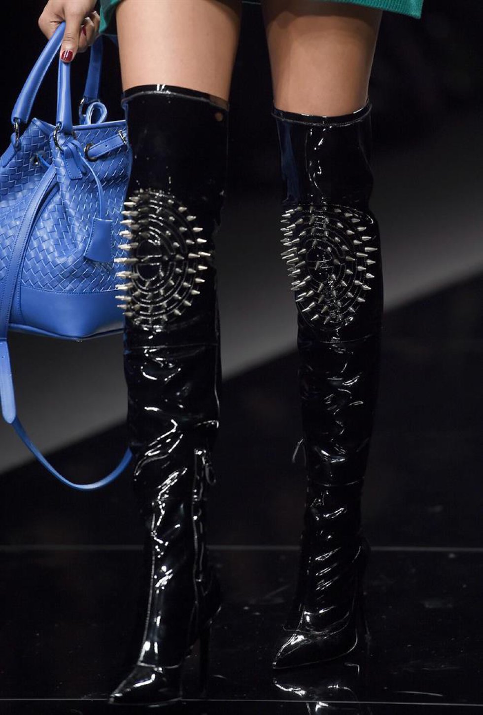 Una modelo presenta una creación del diseñador británico John Richmond durante la Semana de la Moda de Milán. Una modelo presenta una creación del diseñador británico John Richmond durante la Semana de la Moda de Milán.