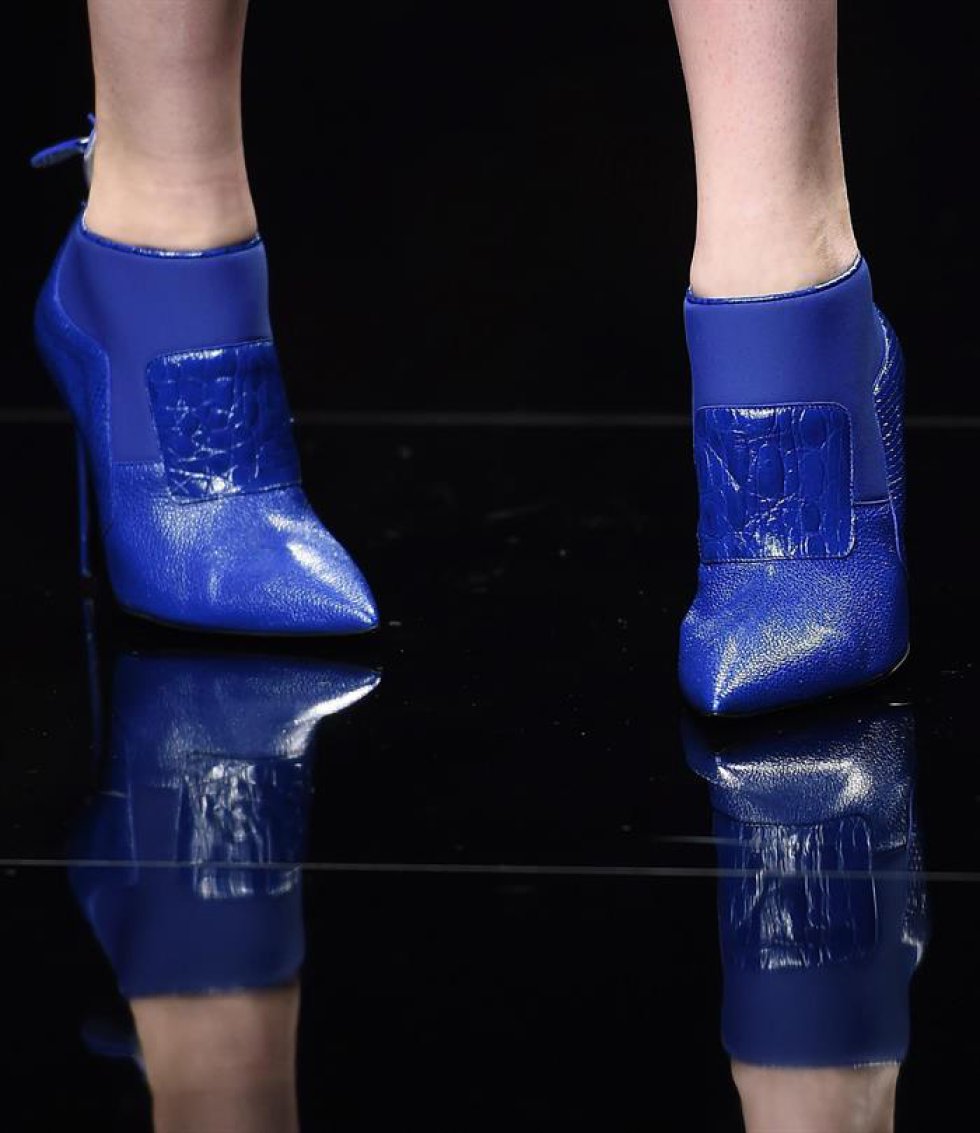 Una modelo presenta una creación del diseñador británico John Richmond durante la Semana de la Moda de Milán. Una modelo presenta una creación del diseñador británico John Richmond durante la Semana de la Moda de Milán.