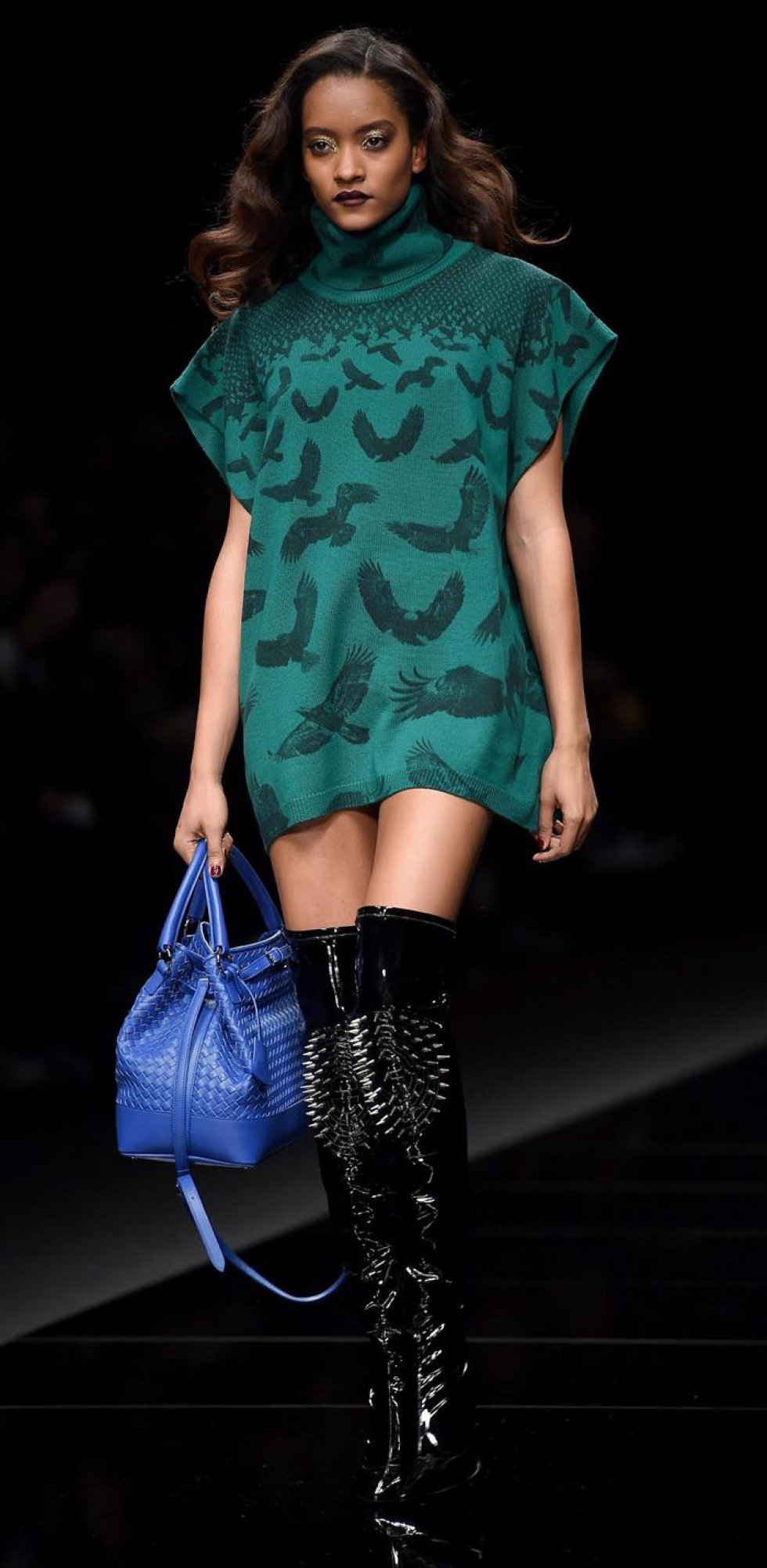 Una modelo presenta una creación del diseñador británico John Richmond durante la Semana de la Moda de Milán. Una modelo presenta una creación del diseñador británico John Richmond durante la Semana de la Moda de Milán.