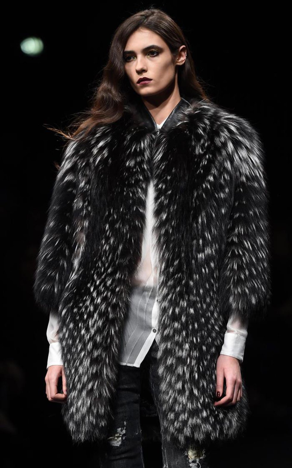 Una modelo presenta una creación del diseñador británico John Richmond durante la Semana de la Moda de Milán. Una modelo presenta una creación del diseñador británico John Richmond durante la Semana de la Moda de Milán.