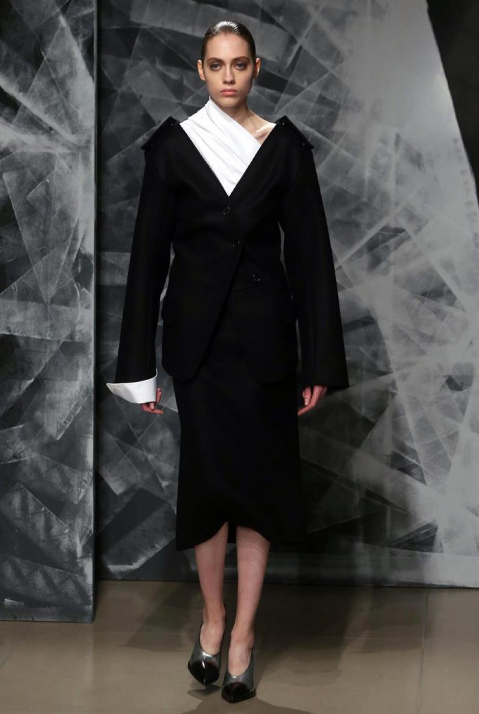 Una modelo presenta una creación de Jil Sander durante la Semana de la Moda de Milán. Una modelo presenta una creación de Jil Sander durante la Semana de la Moda de Milán.