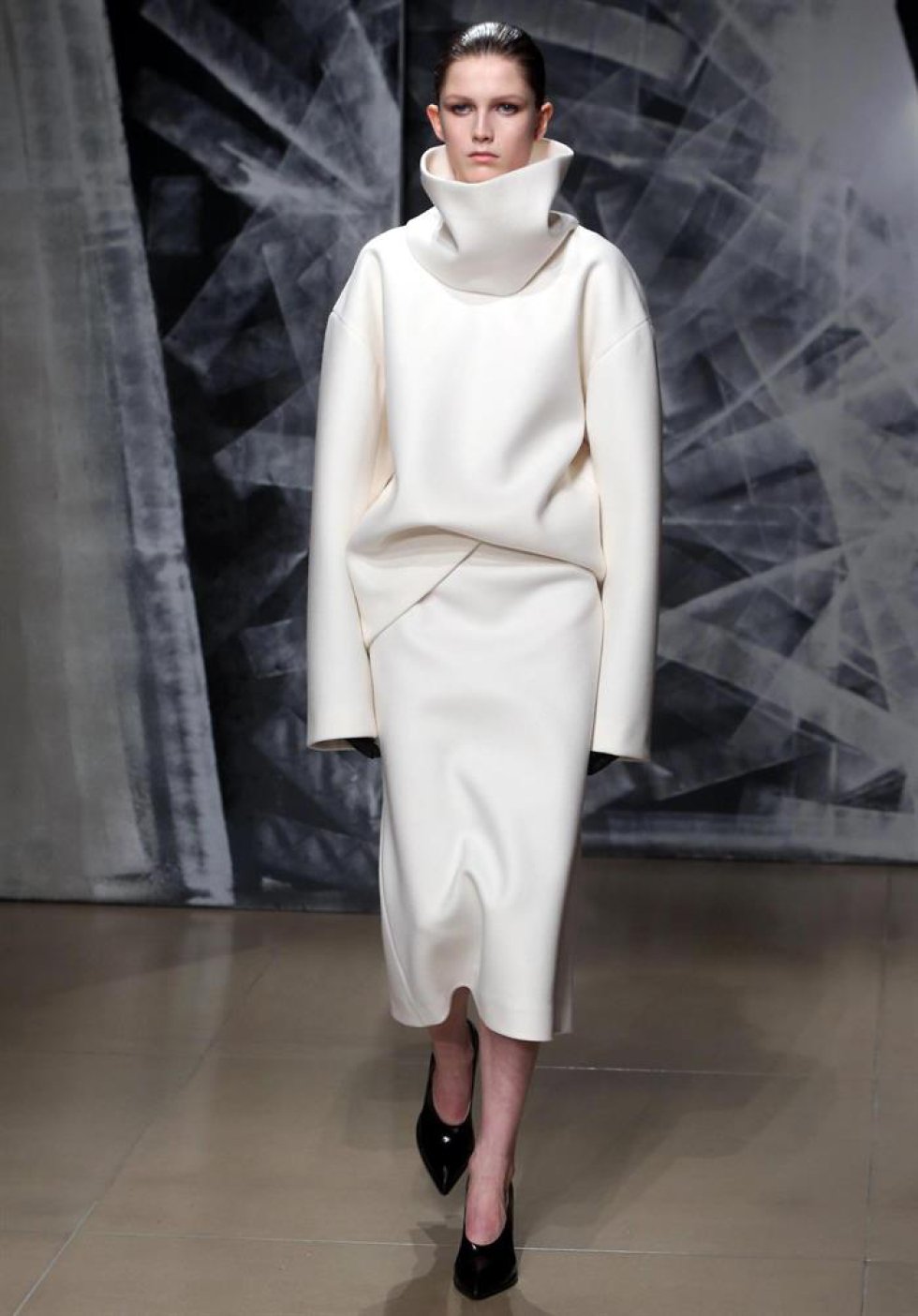 Una modelo presenta una creación de Jil Sander durante la Semana de la Moda de Milán. Una modelo presenta una creación de Jil Sander durante la Semana de la Moda de Milán.