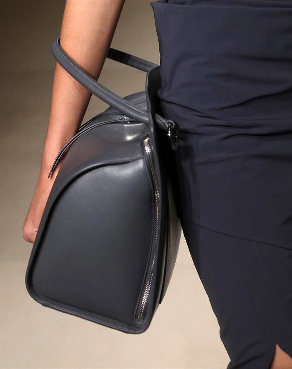 Una modelo presenta una creación de Jil Sander durante la Semana de la Moda de Milán. Una modelo presenta una creación de Jil Sander durante la Semana de la Moda de Milán.