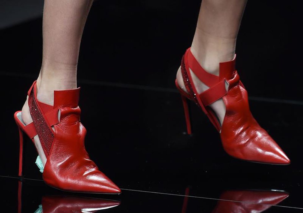 Una modelo presenta una creación del diseñador británico John Richmond durante la Semana de la Moda de Milán. Una modelo presenta una creación del diseñador británico John Richmond durante la Semana de la Moda de Milán.