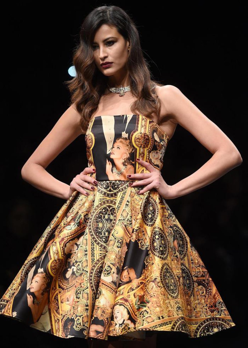 Una modelo presenta una creación del diseñador británico John Richmond durante la Semana de la Moda de Milán. Una modelo presenta una creación del diseñador británico John Richmond durante la Semana de la Moda de Milán.