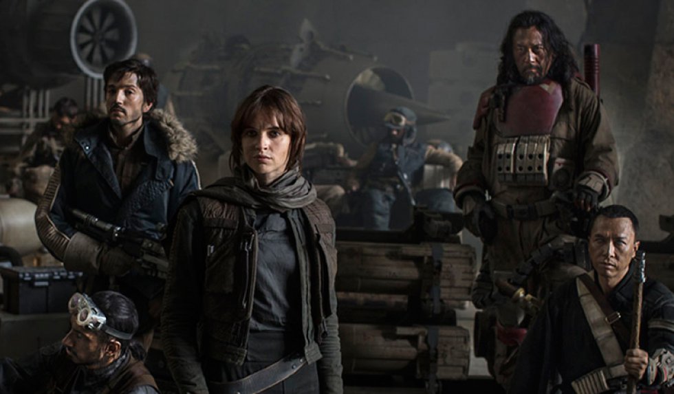 Se estrenó el primer tráiler de 'Star Wars: Rogue One', el 'spin off' de la saga dirigida por Gareth Edwards que llega cuatro meses después del estreno de 'Star Wars: The Force Awaken'. Se estrenó el primer tráiler de 'Star Wars: Rogue One', el 'spin off' de la saga dirigida por Gareth Edwards que llega cuatro meses después del estreno de 'Star Wars: The Force Awaken'.