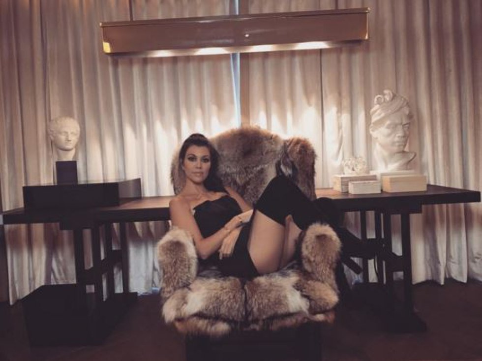 Kourtney Kardashian es modelo y empresaria estadounidense. Kourtney Kardashian es modelo y empresaria estadounidense.