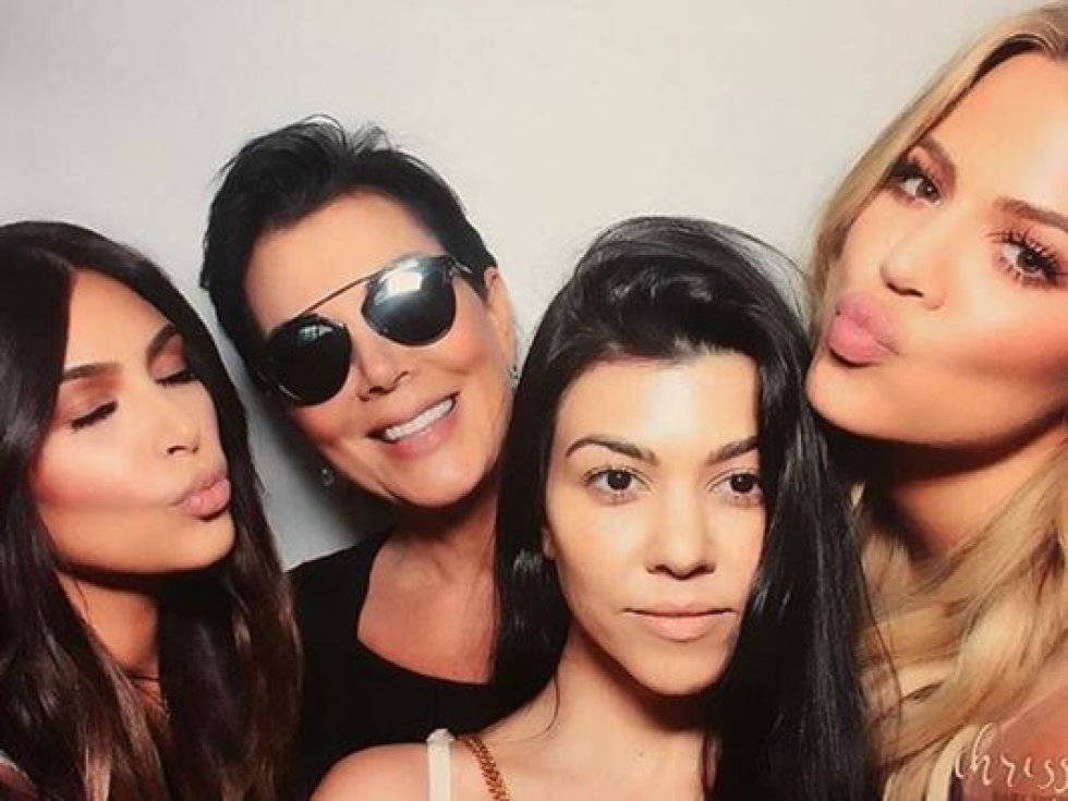 Kourtney Kardashian es modelo y empresaria estadounidense. Kourtney Kardashian es modelo y empresaria estadounidense.