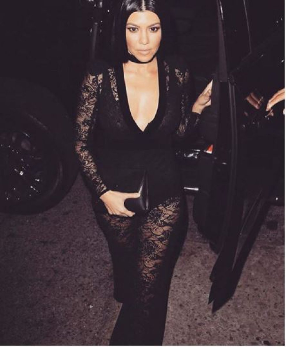 Kourtney Kardashian es modelo y empresaria estadounidense. Kourtney Kardashian es modelo y empresaria estadounidense.