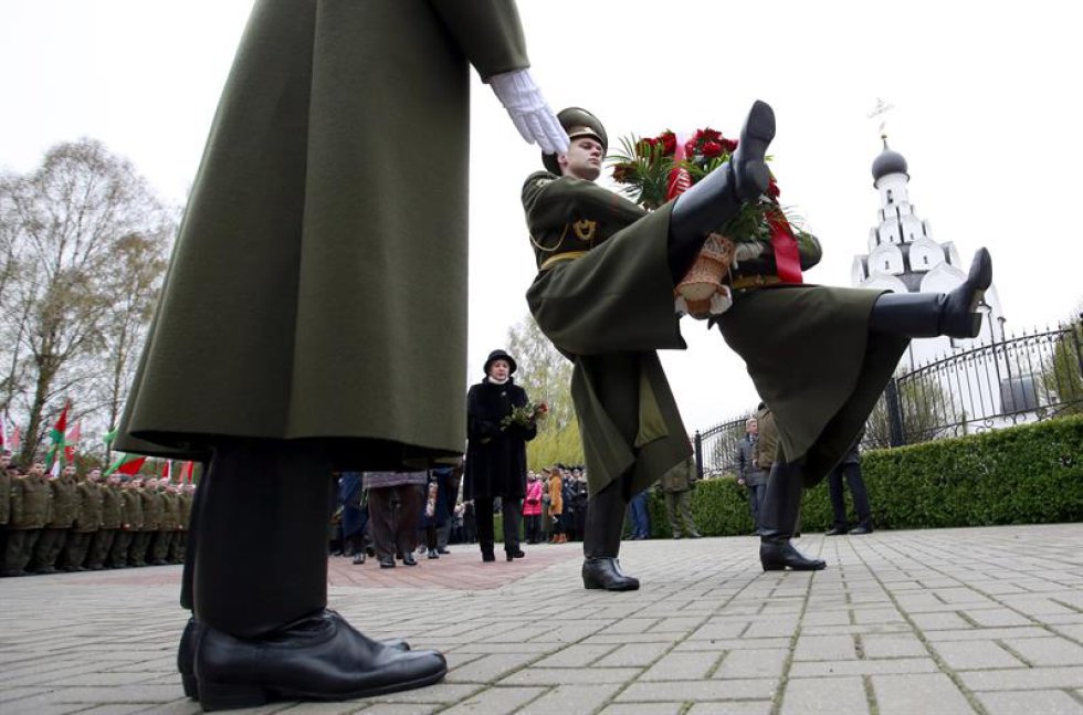 Con honores militares y ofrendas florales recuerdan a las víctimas. Con honores militares y ofrendas florales recuerdan a las víctimas.