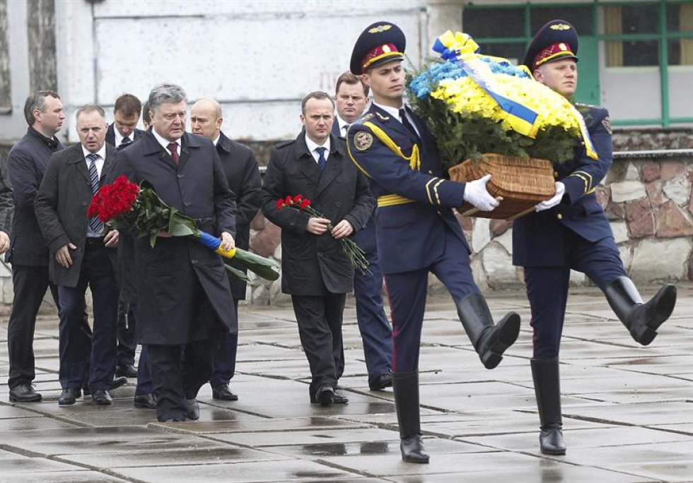 Honores militares y ofrendas florales para recordar a las personas fallecidas en el accidente y a las miles de personas afectadas por los efectos de la explosión. Honores militares y ofrendas florales para recordar a las personas fallecidas en el accidente y a las miles de personas afectadas por los efectos de la explosión.