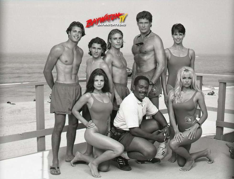 David Hasselhoff dio vida a Mitch Buchannon durante diez de las once temporadas. Más de 35 personas hicieron parte del elenco de la serie mientras estuvo al aire e incluyó nombres como Carmen Electra, Vanessa Angel, Nicole Eggert, Kelly Slater, Michael Newman, entre otros. David Hasselhoff dio vida a Mitch Buchannon durante diez de las once temporadas. Más de 35 personas hicieron parte del elenco de la serie mientras estuvo al aire e incluyó nombres como Carmen Electra, Vanessa Angel, Nicole Eggert, Kelly Slater, Michael Newman, entre otros.