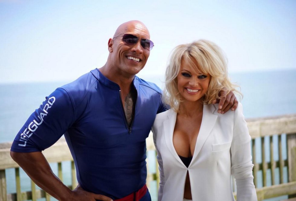 La película contará con la participación de Pamela Anderson pero no en el mismo papel que interpretó en la serie para televisión. La película contará con la participación de Pamela Anderson pero no en el mismo papel que interpretó en la serie para televisión.