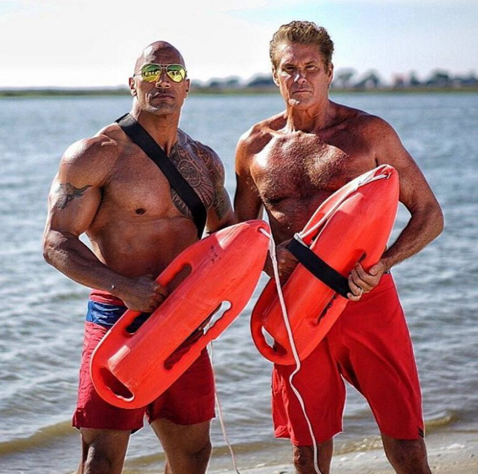 'The Rock' interpreta el papel de David Hasselhoff como Mitch Buchannon. 'The Rock' interpreta el papel de David Hasselhoff como Mitch Buchannon.