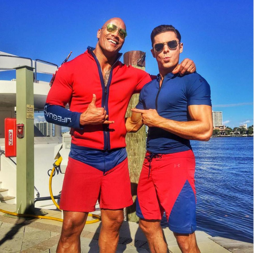 Recientemente, una caída de Zac Efron al rodar la clásica escena de los salvavidas corriendo por orilla de la playa, causó sensación en las redes sociales. Recientemente, una caída de Zac Efron al rodar la clásica escena de los salvavidas corriendo por orilla de la playa, causó sensación en las redes sociales.