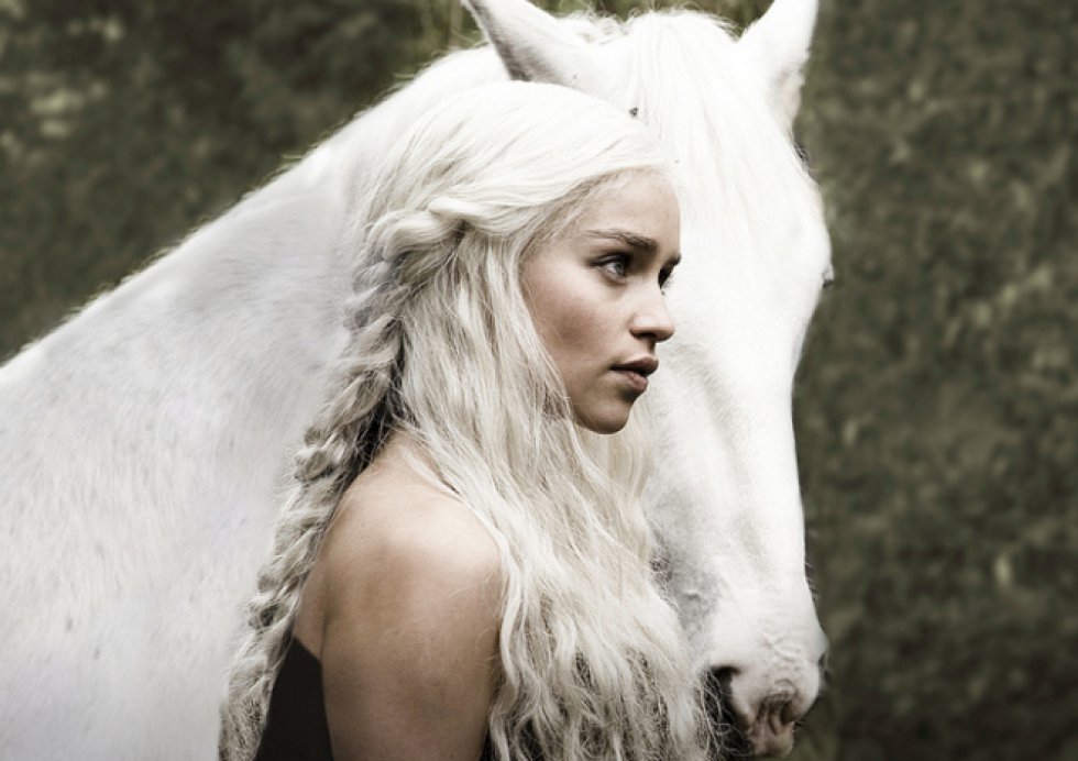 Emilia Clarke interpreta a Daenerys Targaryen en Game of Thrones. Emilia Clarke interpreta a Daenerys Targaryen en Game of Thrones.