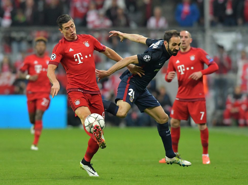 Lewandowski y Juanfran disputan el balón en el juego de semifinales de Champions League Lewandowski y Juanfran disputan el balón en el juego de semifinales de Champions League