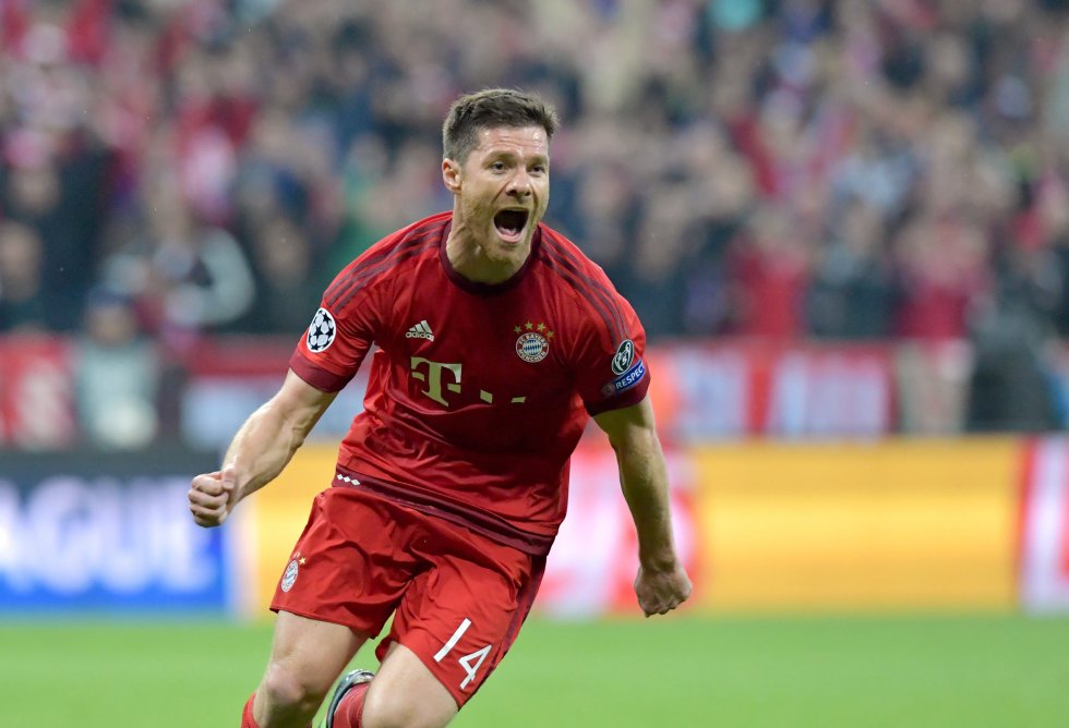 Xabi Alonso celebra el gol de su equipo el Bayern que abrió el marcador en el Allianz Arena Xabi Alonso celebra el gol de su equipo el Bayern que abrió el marcador en el Allianz Arena