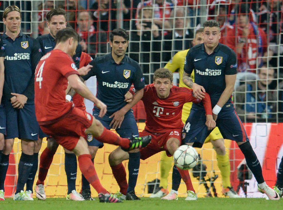 Xabi Alonso dispara al arco, ante la mirada expectante de Giménez, y Müller Xabi Alonso dispara al arco, ante la mirada expectante de Giménez, y Müller