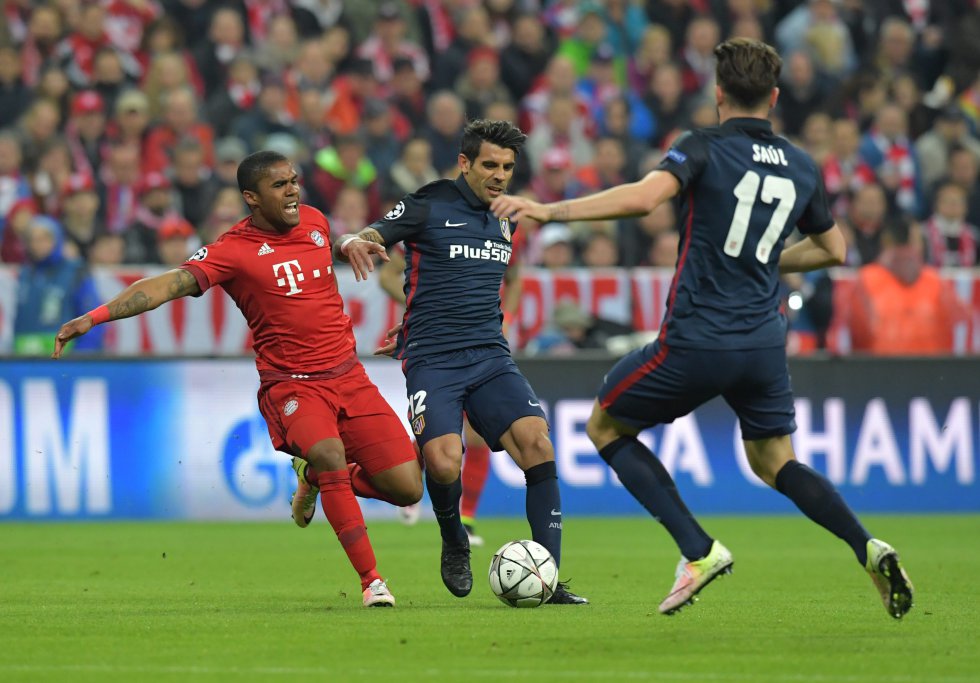 Saúl y Augusto Fernandez en la férrea marca sobre Douglas Costa. Saúl y Augusto Fernandez en la férrea marca sobre Douglas Costa.