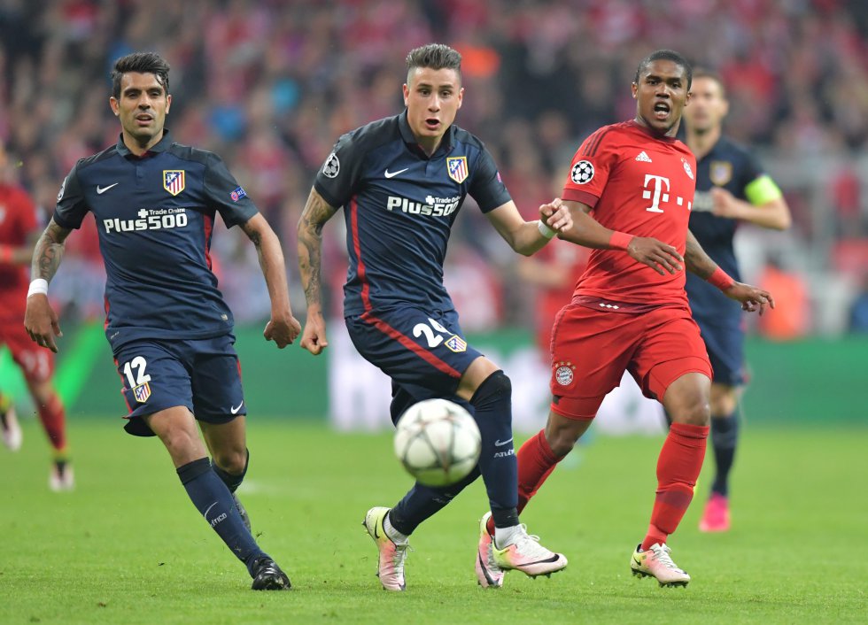 Jugadores del Atlético de Madrid y Bayern en la disputa del balón en el juego por la semifinales de Champions League. Jugadores del Atlético de Madrid y Bayern en la disputa del balón en el juego por la semifinales de Champions League.