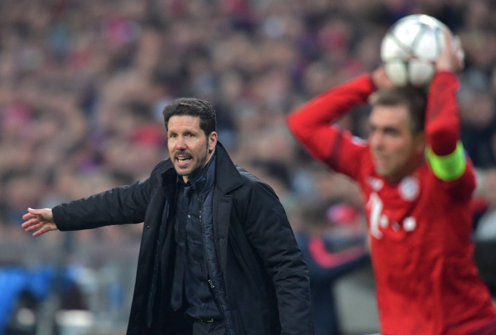 Diego Simeone entrega instrucciones a sus jugadores. Diego Simeone entrega instrucciones a sus jugadores.