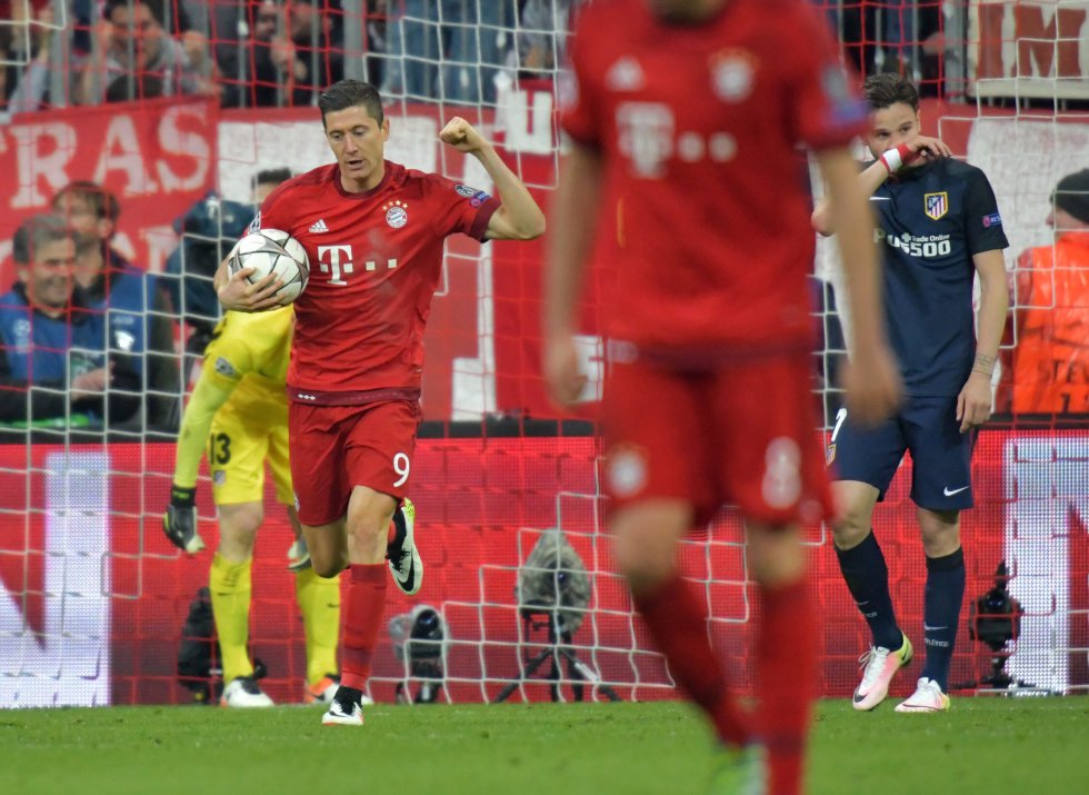 Lewandowski celebra la segunda anotación del Bayern. Lewandowski celebra la segunda anotación del Bayern.