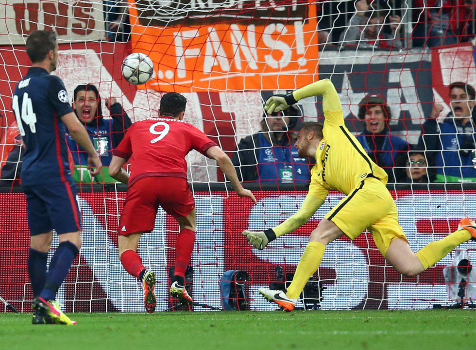 Jan Oblak no pudo evitar la anotación de Robert Lewandowski. Jan Oblak no pudo evitar la anotación de Robert Lewandowski.
