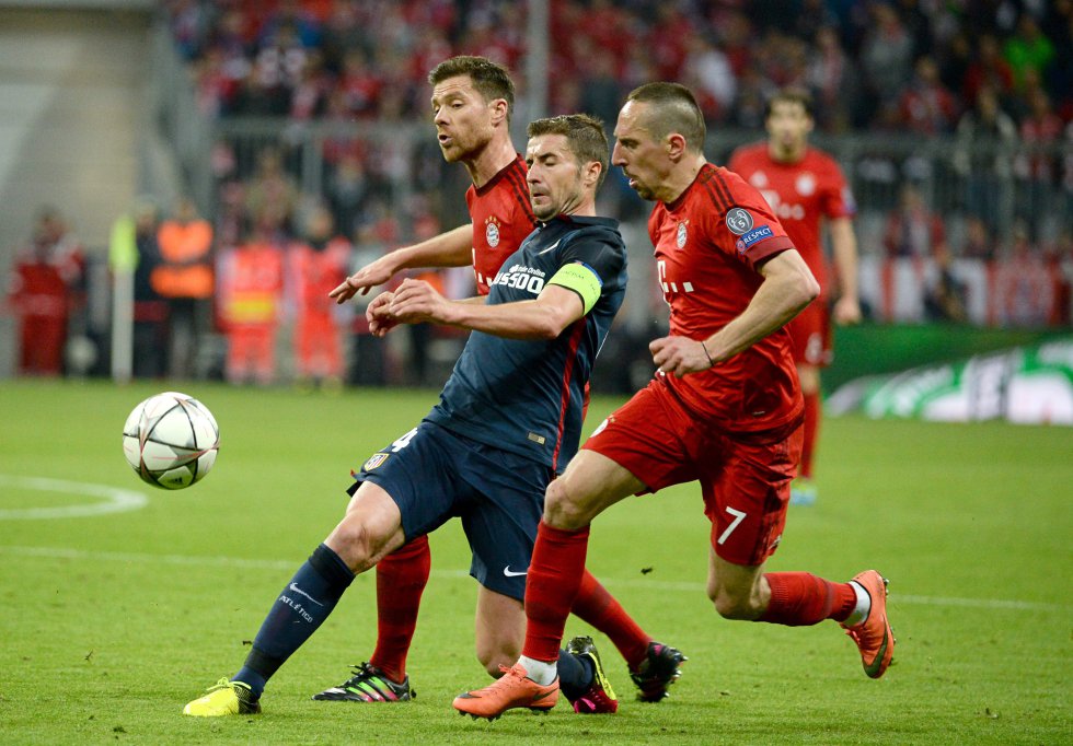 Gabi, Xabi Alonso y Ribery disputan el balón en el juego de semifinales de Champions League. Gabi, Xabi Alonso y Ribery disputan el balón en el juego de semifinales de Champions League.
