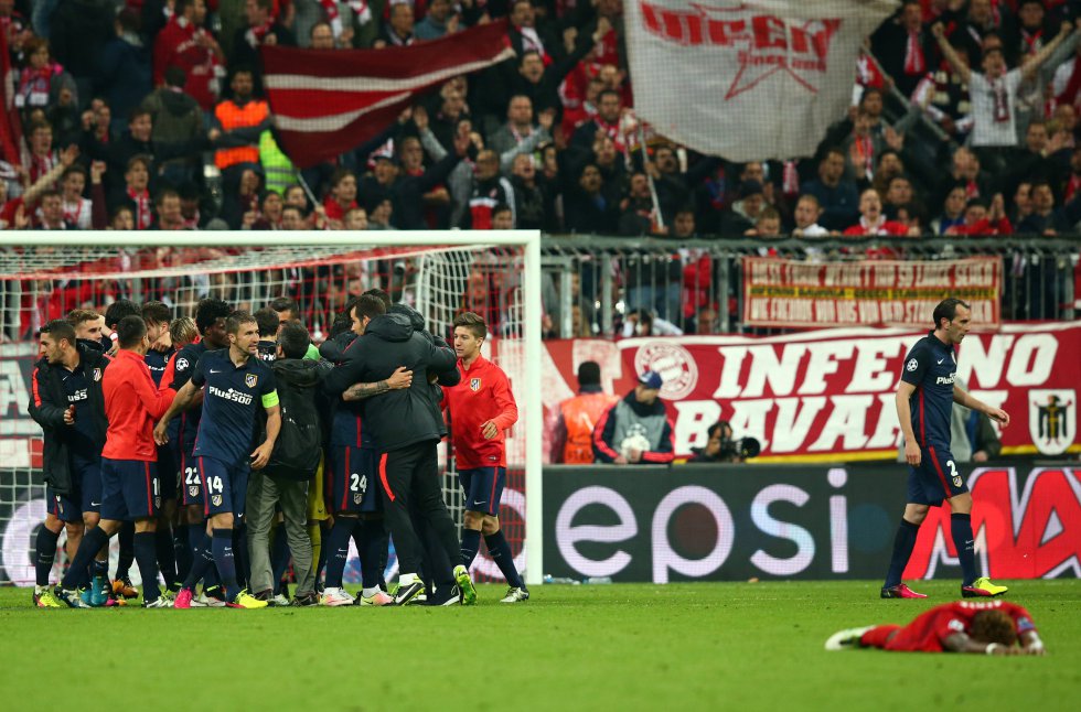 Jugadores y cuerpo técnico del Atlético celebran su clasificación a la final de la Champions League. Jugadores y cuerpo técnico del Atlético celebran su clasificación a la final de la Champions League.
