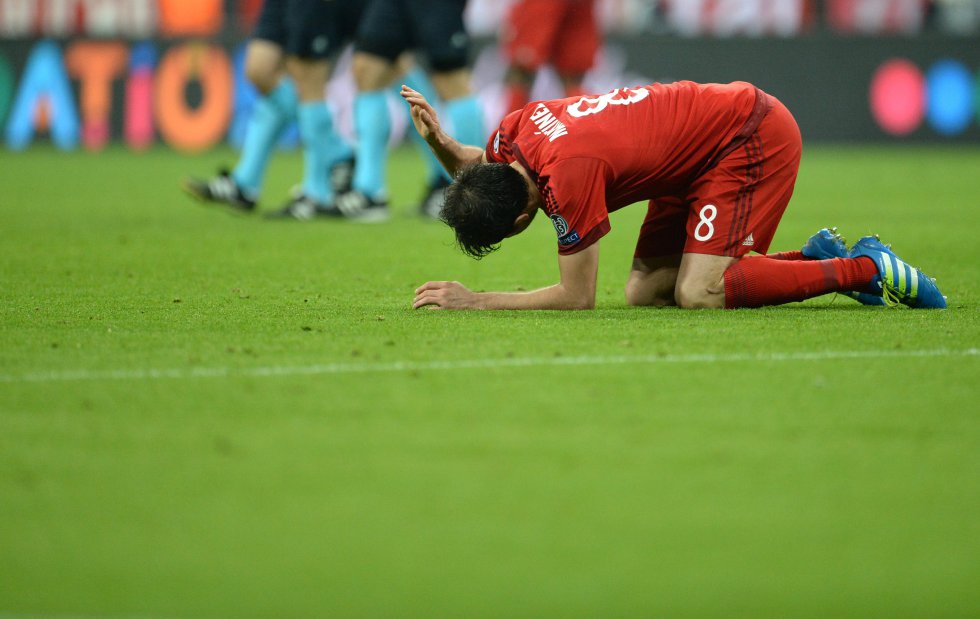 Javi Martínez se lamenta tras la eliminación de su equipo de la Champions League. Javi Martínez se lamenta tras la eliminación de su equipo de la Champions League.