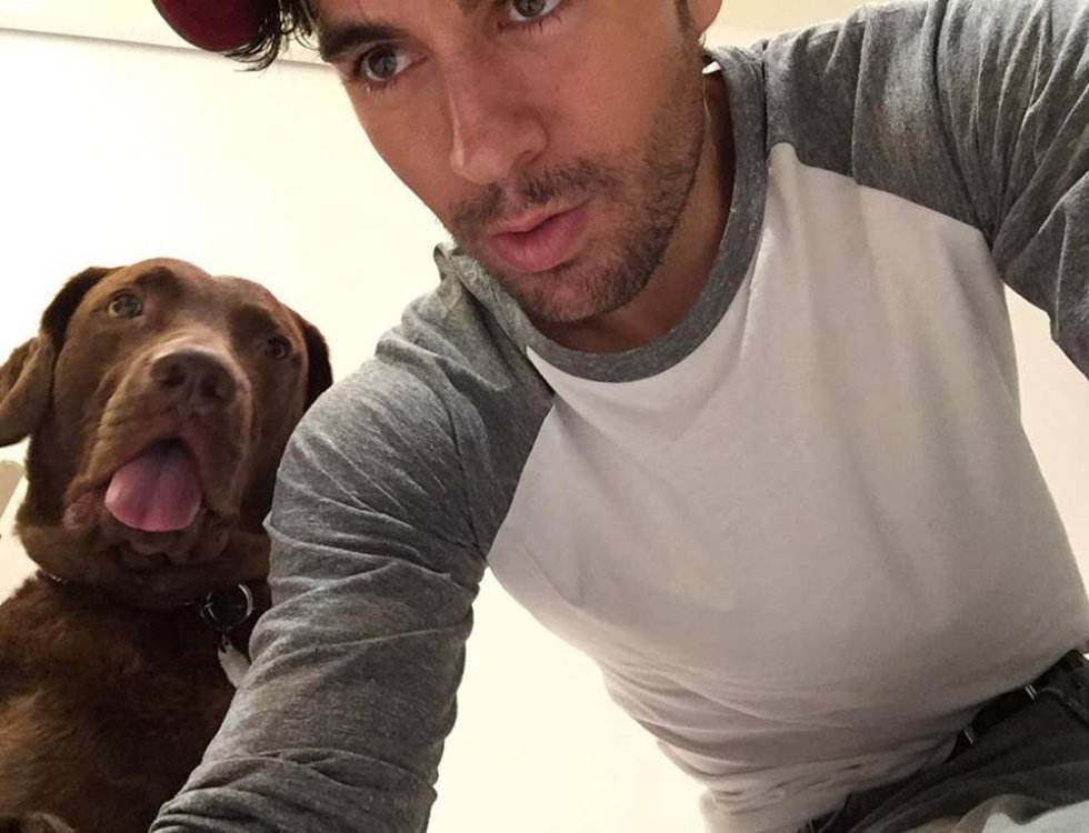 Enrique Iglesias nació el 8 de mayo de 1975 en Madrid, España. Ha sido reconocido por canciones como: “Experiencia religiosa”, “Nunca te olvidaré”, “Héroe”, entre otras. Enrique Iglesias nació el 8 de mayo de 1975 en Madrid, España. Ha sido reconocido por canciones como: “Experiencia religiosa”, “Nunca te olvidaré”, “Héroe”, entre otras.