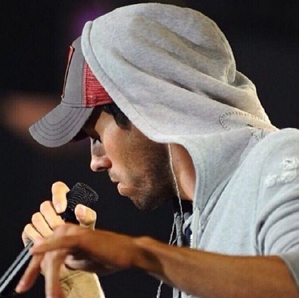 Enrique Iglesias nació el 8 de mayo de 1975 en Madrid, España. Ha sido reconocido por canciones como: “Experiencia religiosa”, “Nunca te olvidaré”, “Héroe”, entre otras. Enrique Iglesias nació el 8 de mayo de 1975 en Madrid, España. Ha sido reconocido por canciones como: “Experiencia religiosa”, “Nunca te olvidaré”, “Héroe”, entre otras.