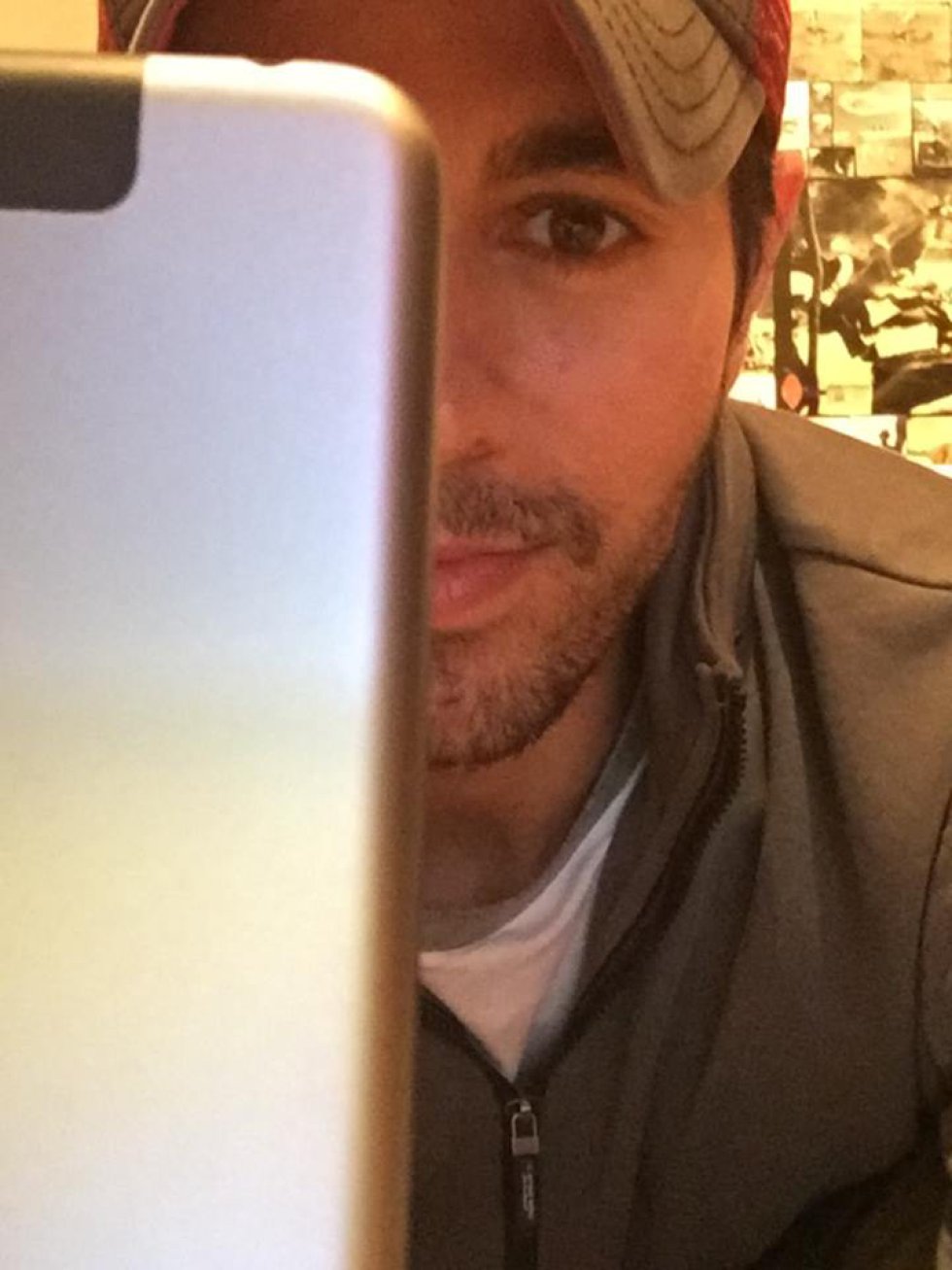 Enrique Iglesias nació el 8 de mayo de 1975 en Madrid, España. Ha sido reconocido por canciones como: “Experiencia religiosa”, “Nunca te olvidaré”, “Héroe”, entre otras. Enrique Iglesias nació el 8 de mayo de 1975 en Madrid, España. Ha sido reconocido por canciones como: “Experiencia religiosa”, “Nunca te olvidaré”, “Héroe”, entre otras.