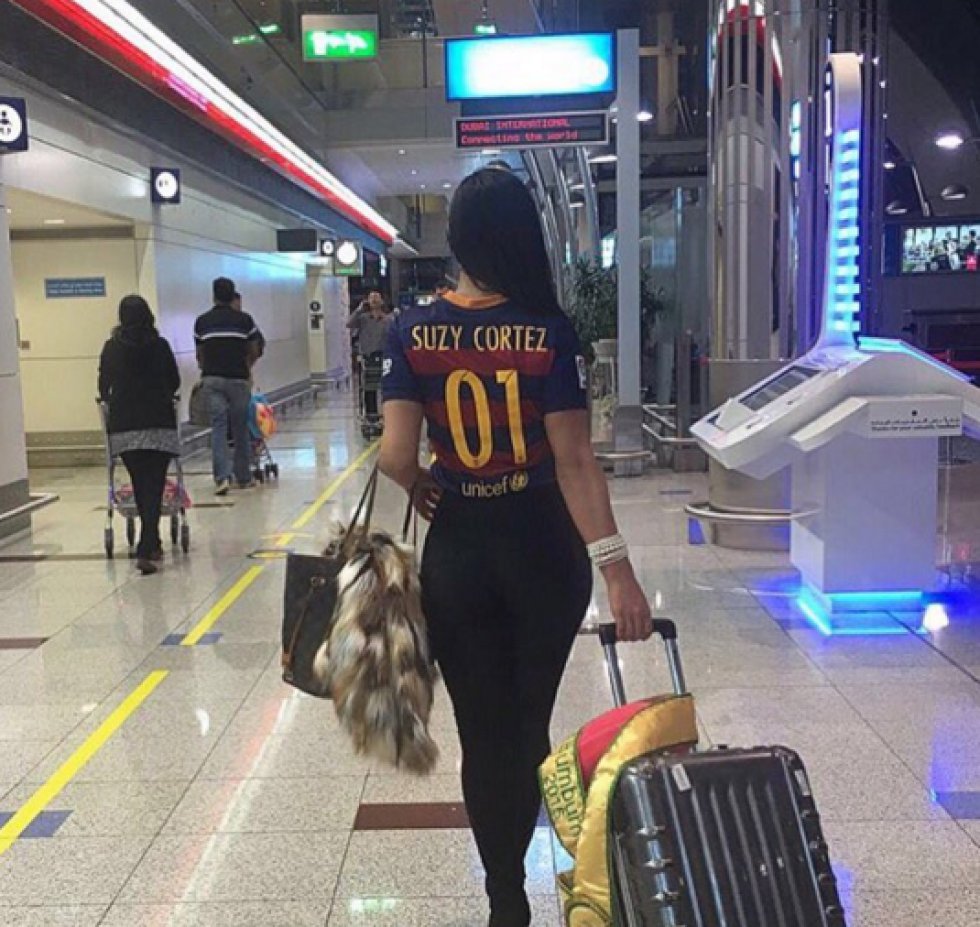 Con la camiseta del Barca que lleva el nombre de Gerard Pique, la modelo Suzy Cortez aparentemente se le estaría insinuando al futbolista mediante su cuenta de Instagram. La cantante Shakira no se ha pronunciado ante la dedicatoria. Con la camiseta del Barca que lleva el nombre de Gerard Pique, la modelo Suzy Cortez aparentemente se le estaría insinuando al futbolista mediante su cuenta de Instagram. La cantante Shakira no se ha pronunciado ante la dedicatoria.